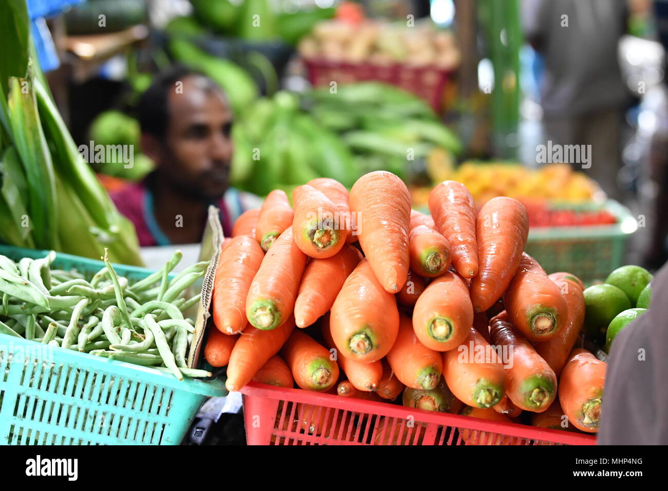 Maschio, Maldive - Marzo 4 2017 - persone che acquistano frutta e vegatbles al mercato dell'isola Foto Stock