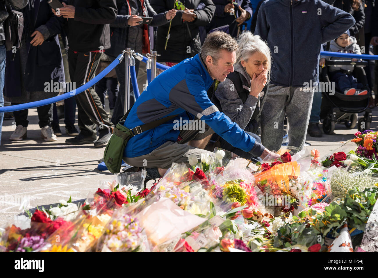 Van attacco, una città in lutto,Toronto forte della tragedia e della carneficina su Yonge Street 10 persone uccise da un furgone guida su marciapiede, Toronto, Canada Foto Stock