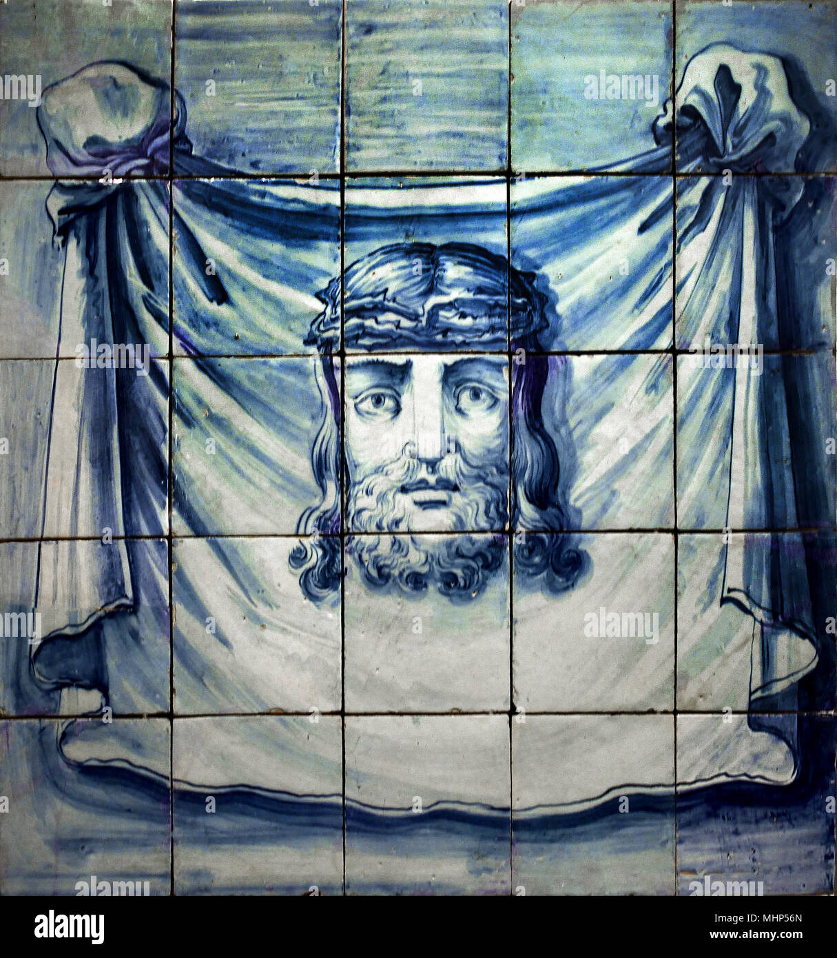 Il Sudarium di Santa Veronica e il "vero" immagine di Gesù Cristo che indossa una corona di troni del XVIII secolo. Azulejo portoghese - Blu piastrelle a muro, Portogallo Foto Stock Il Sudarium di Santa Veronica e il "vero" immagine di Gesù Cristo che indossa una corona di troni del XVIII secolo. Azulejo portoghese - Blu piastrelle a muro, Portogallo Foto Stock