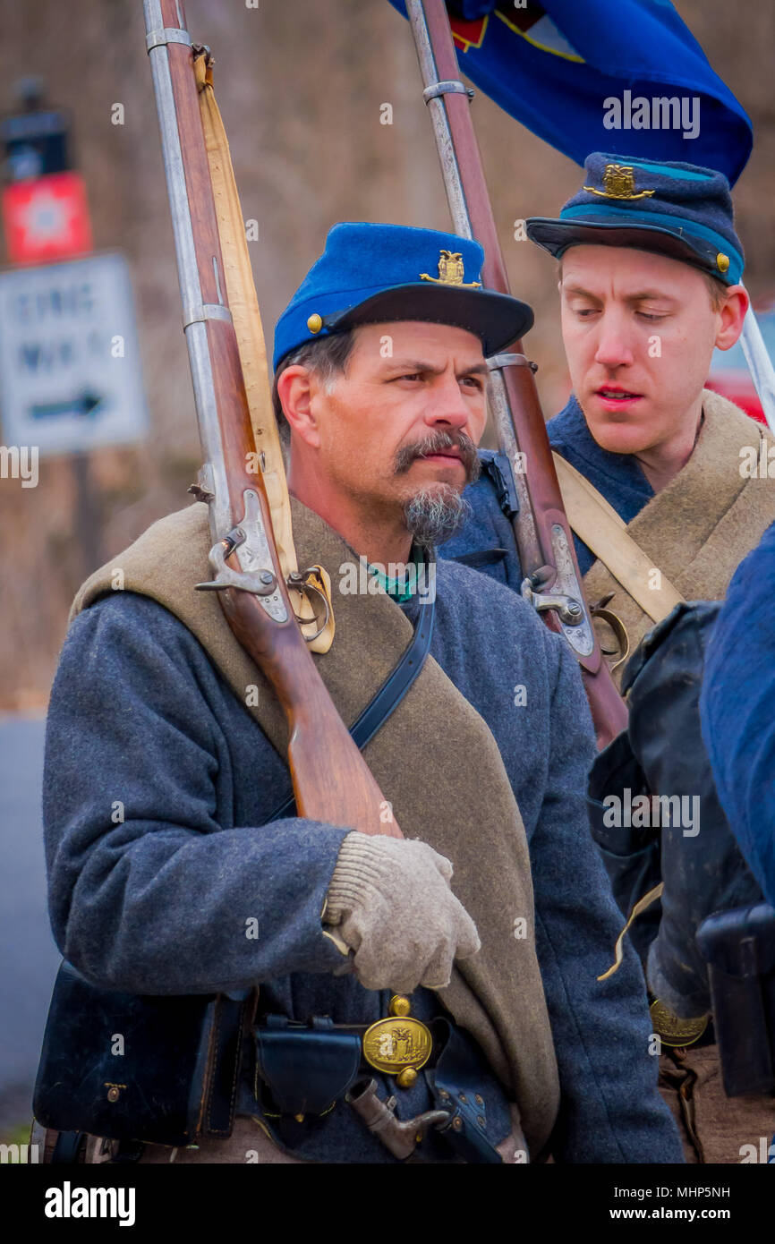 MOORPARK, CA, Stati Uniti d'America - 18 Aprile 2018: persone, indossando uniforme blu durante la rappresentazione della guerra civile Rievocazione storica a Moorpark, CA è la più grande battaglia rievocazione storica a ovest del Mississippi Foto Stock