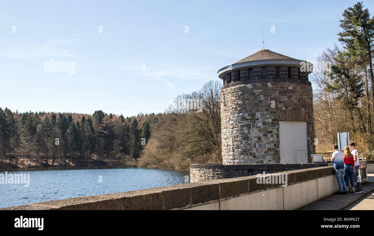 Delecke, Sauerland, Renania settentrionale-Vestfalia , Germania - 07 Aprile 2018: Turisti alla Möhne diga del serbatoio Foto Stock