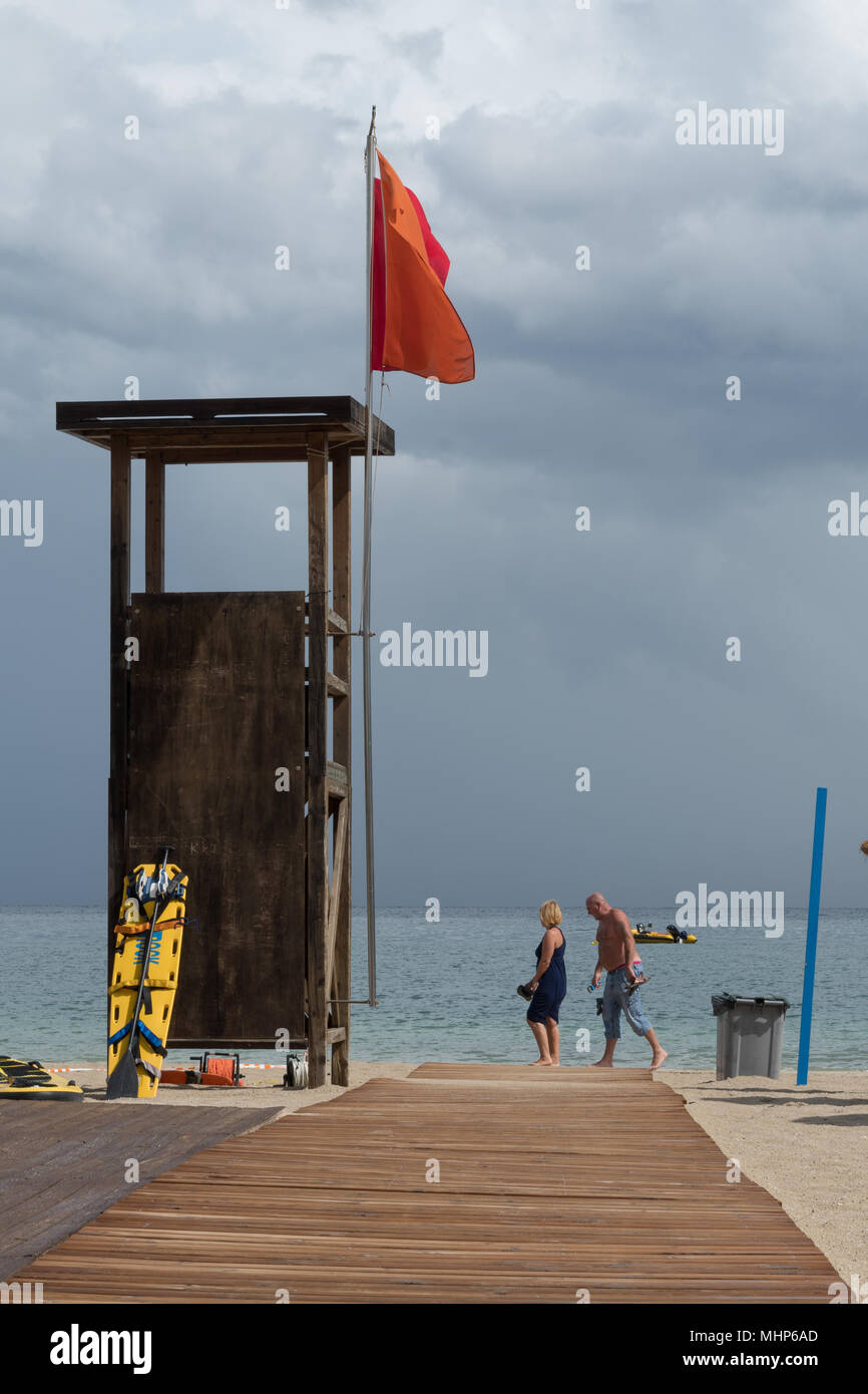 Giovane a piedi passato Lifeguard torre sulla spiaggia di Palma Nova, Mallorca, Spagna Foto Stock