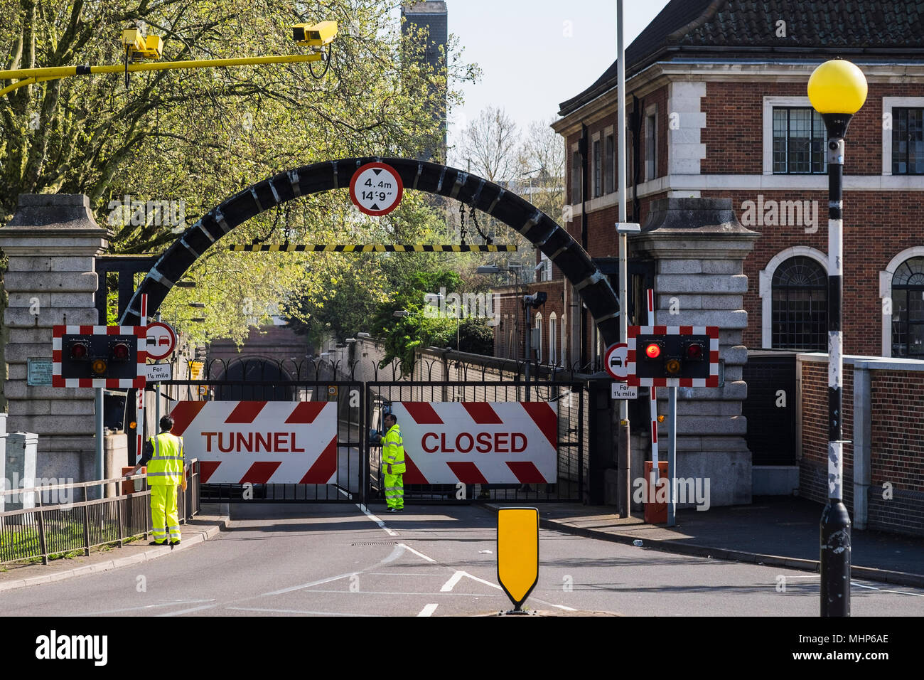 Rotherhithe tunnel entrata meridionale che mostra traforo chiuso a cancelli, Bermondsey Borough di Southwark, Londra, Inghilterra, Regno Unito Foto Stock