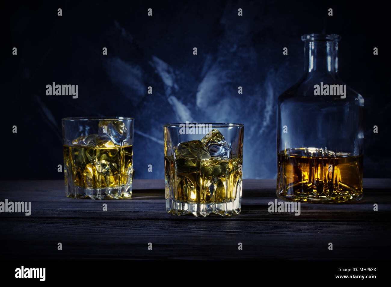 Due bicchieri e decanter whiskey con Foto Stock