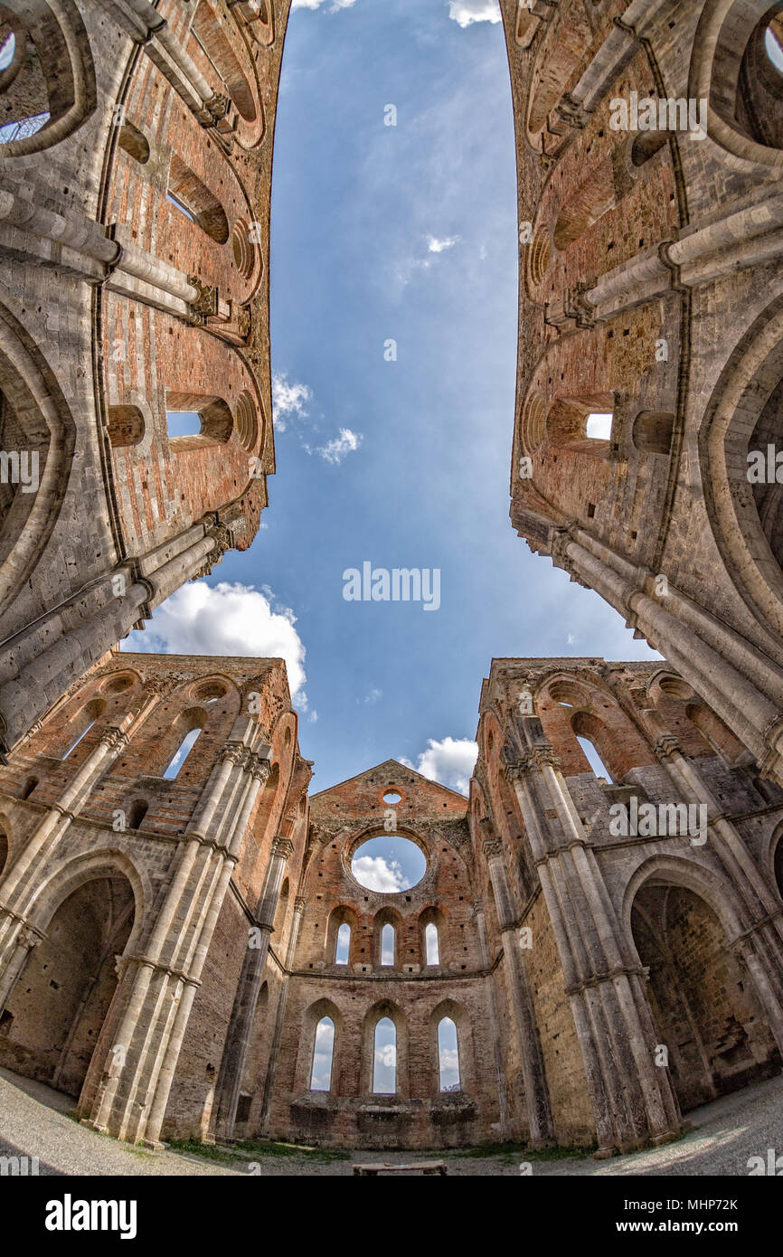San Galgano chiesa senza soffitto senza tetto in Toscana Italia Foto Stock