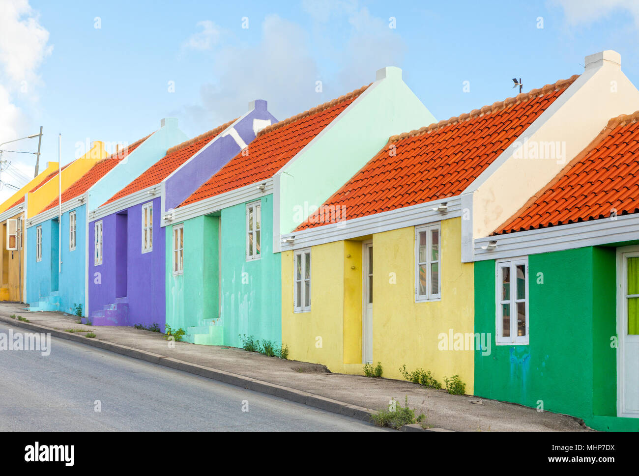 Righe multicolori case a Willemstad, Curacao Foto Stock