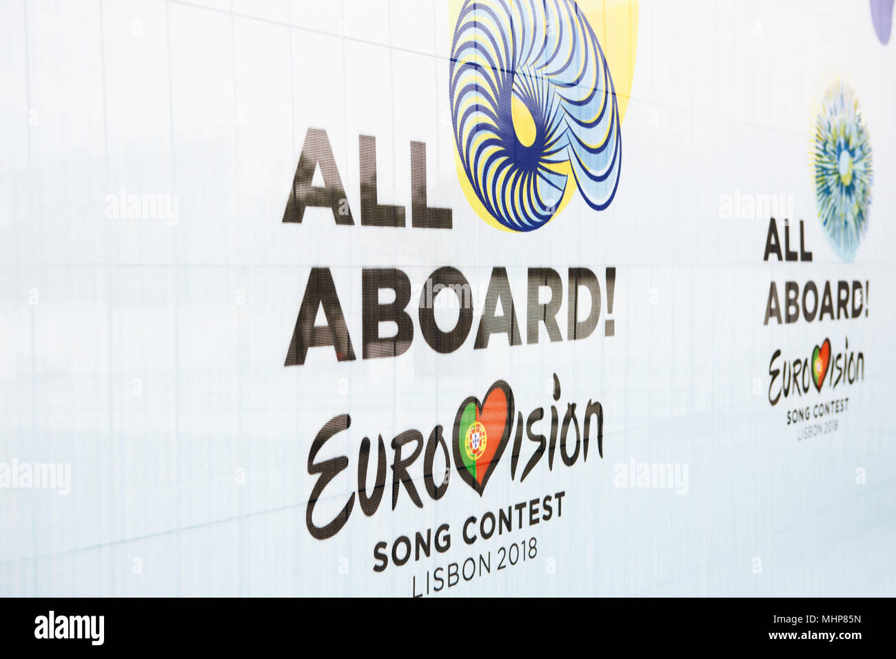 Lisbona, 24 Aprile 2018: Foto dell'immagine ufficiale con i simboli di Eurovision Eurovision Song Contest 2018 Lisbona. Un poster sulla strada della citta'. Foto Stock