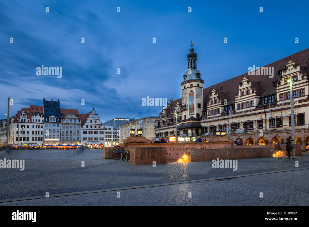 LEIPZIG, Germania - circa marzo, 2018: l'Altes Rathaus e Marktplatz di Lipsia cittadina di notte Foto Stock