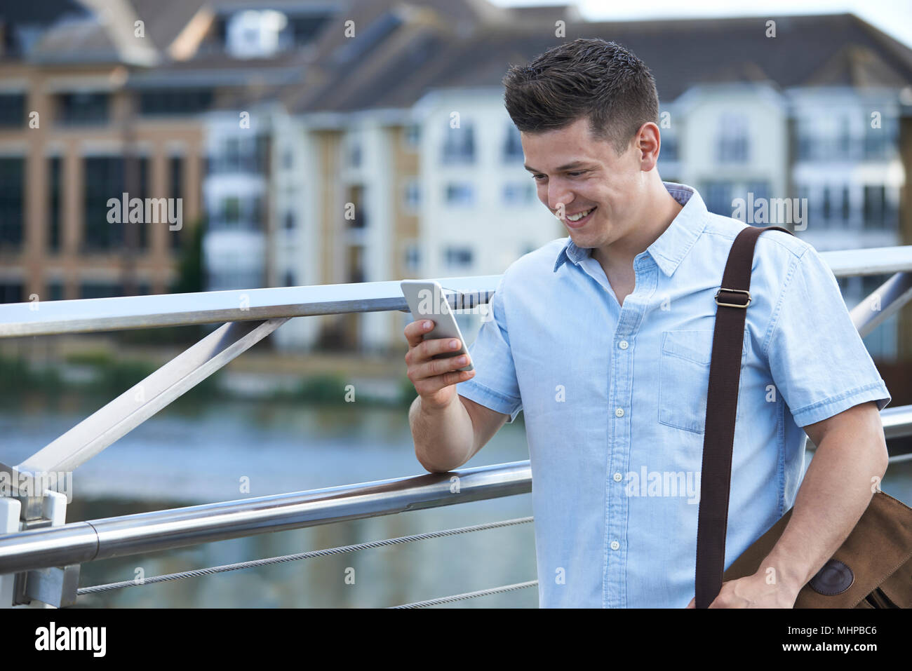 L'uomo sms sul cellulare sul modo di lavorare Foto Stock