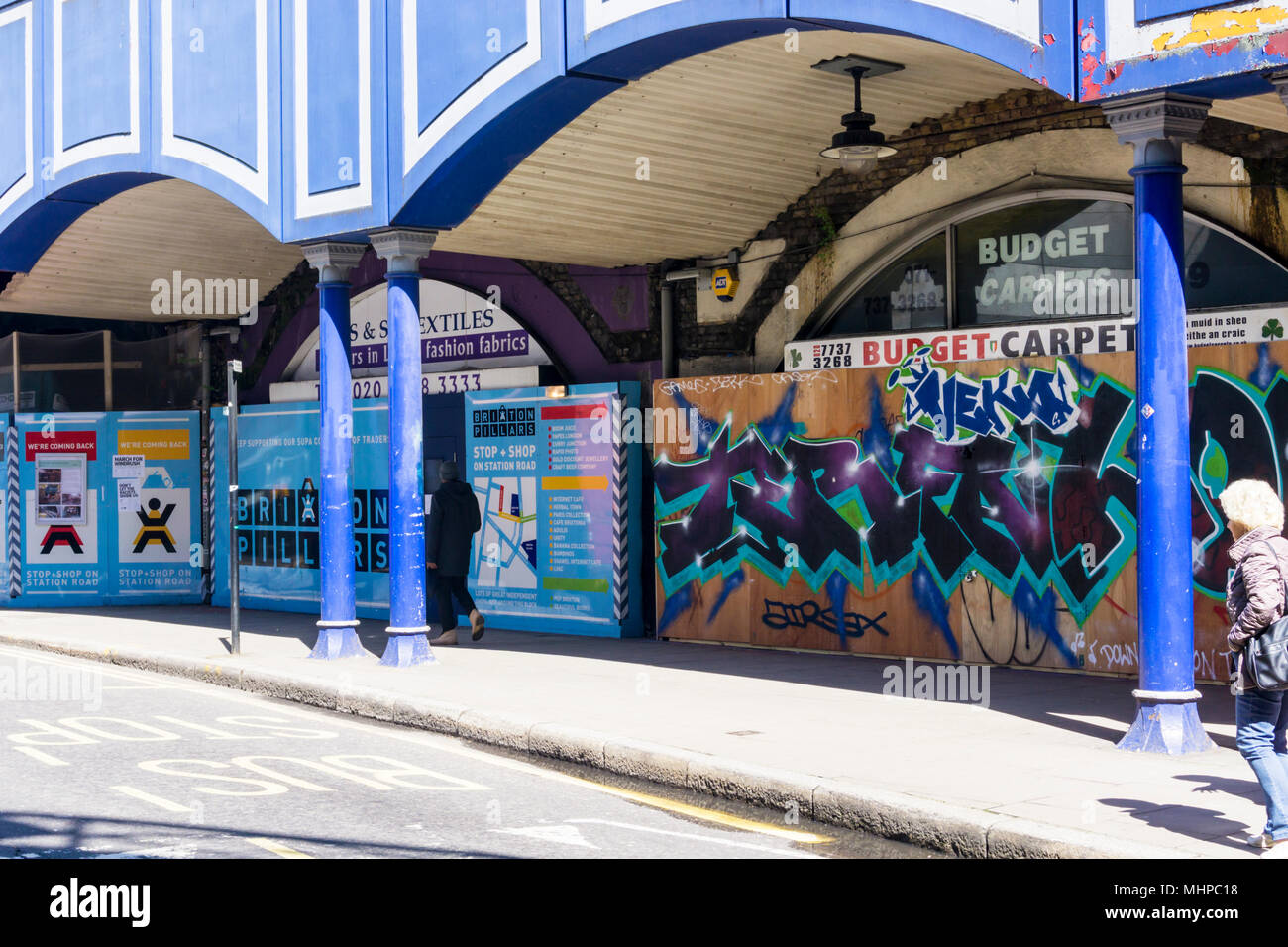 Chiuse le piccole aziende e negozi sotto gli archi in Atlantic Road, Brixton. Ora per essere ri-sviluppato. Foto Stock