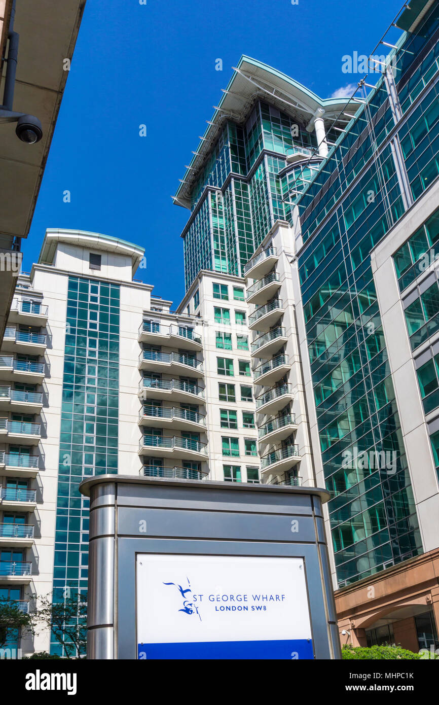 Firmare all'entrata di St George Wharf, un nuovo sviluppo residenziale sulle rive del Tamigi alla Vauxhall Foto Stock