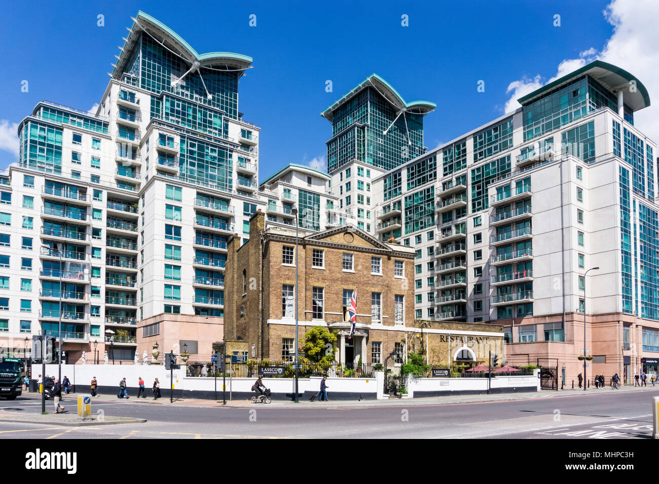 St George Wharf a Vauxhall, con Brunswick House restaurant & architectural salvage in primo piano. Foto Stock