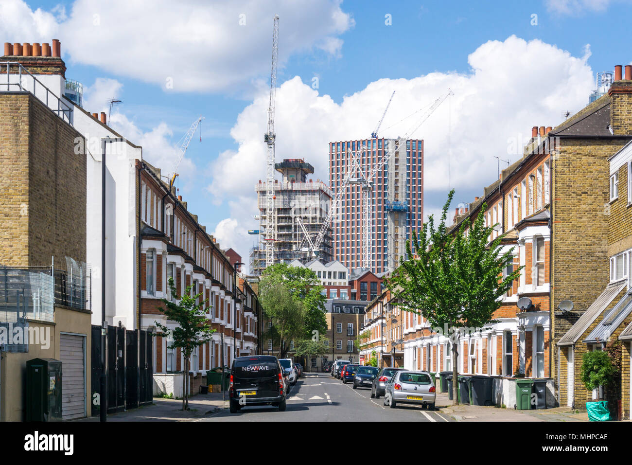 Nuovi sviluppi a Nine Elms,Vauxhall visto svettare sopra le case a schiera di Rita Road, Lambeth. Foto Stock