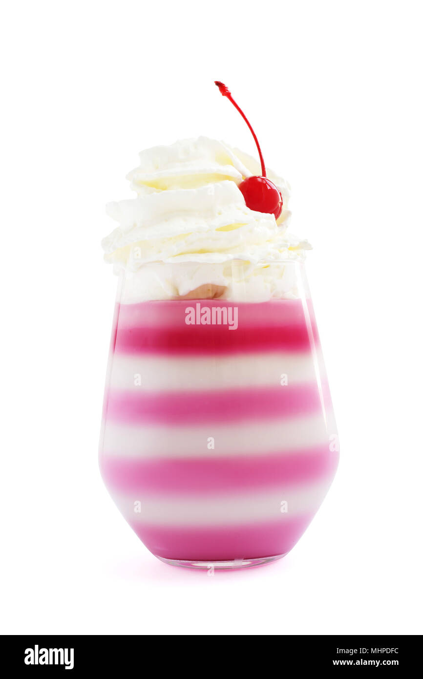 A strisce rosa jella dessert in vetro con panna montata e rosso ciliegia candita in cima isolata su sfondo bianco Foto Stock