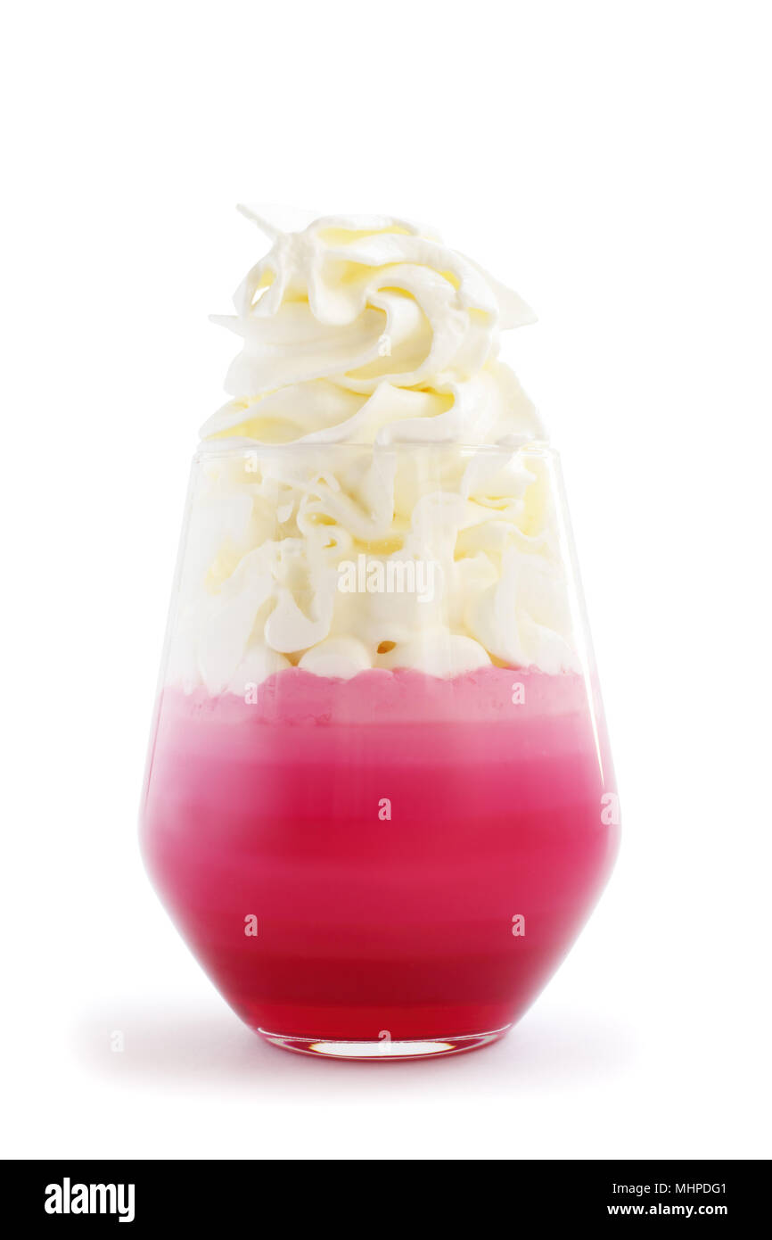 A strisce rosa jella dessert in vetro con panna montata in cima isolata su sfondo bianco Foto Stock