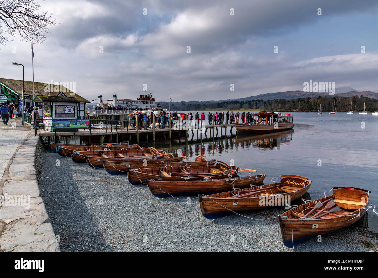 I vacanzieri in attesa di un lago di Windermere crociera al battente di acqua vicino a Ambleside Foto Stock