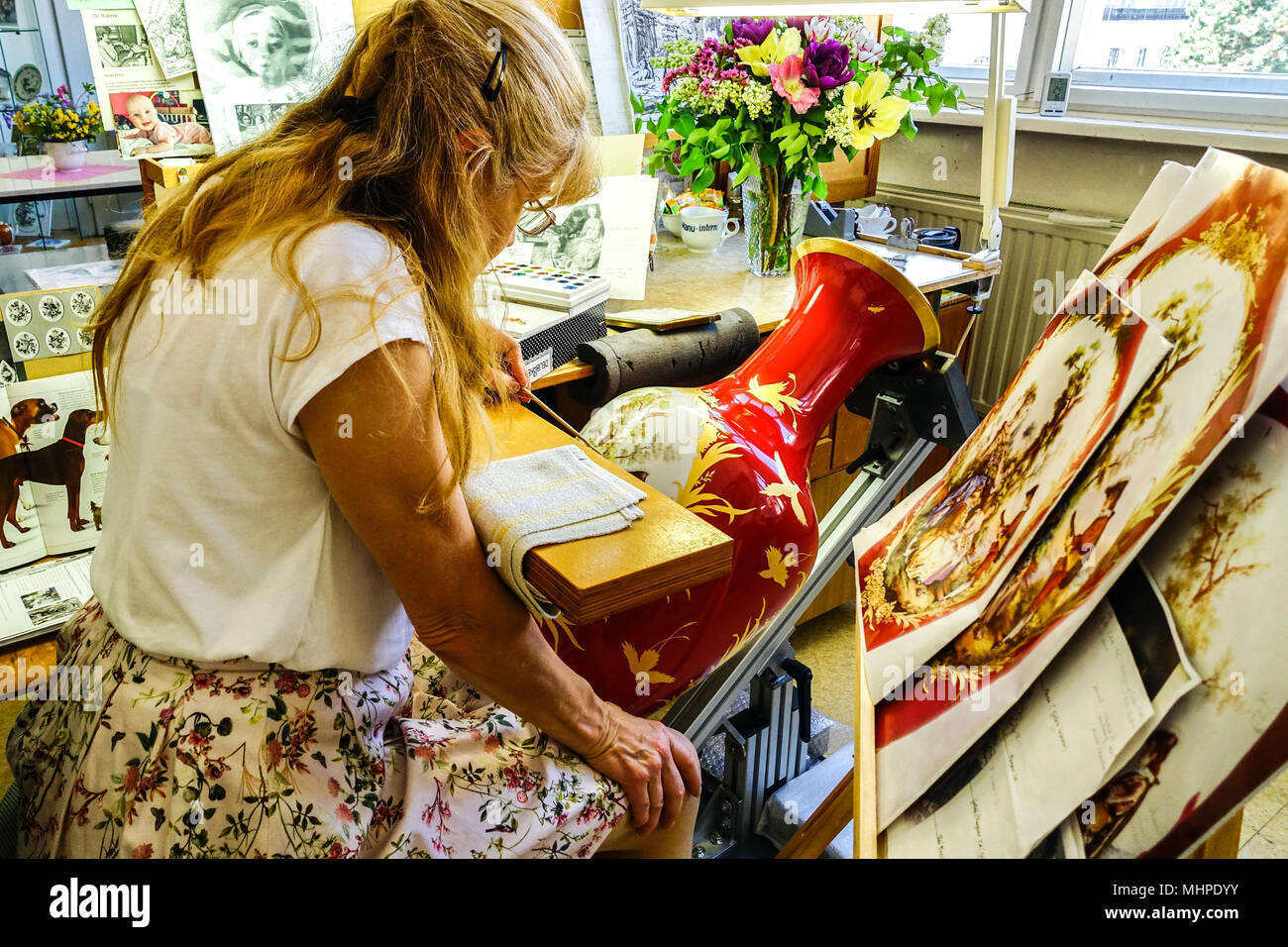 Manifattura Porcellane Meißen, donna pittura su smalto vaso di porcellana, Sassonia, Meissen Germania ambiente di lavoro di un laboratorio di arte Foto Stock