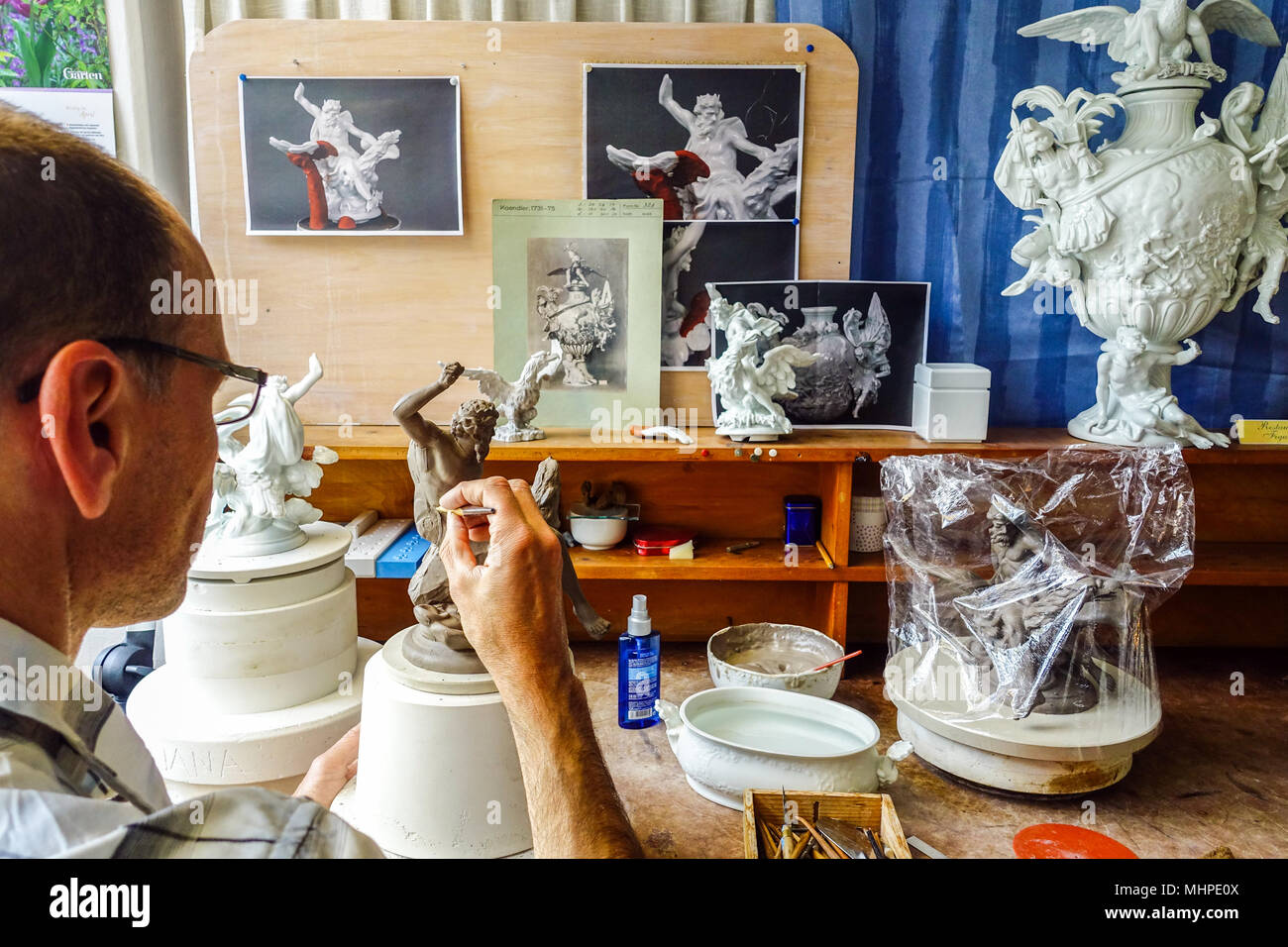 Manifattura Porcellane Meißen, l uomo crea la forma di porcellana, Sassonia, Meissen Germania ambiente di lavoro di un laboratorio di arte Foto Stock