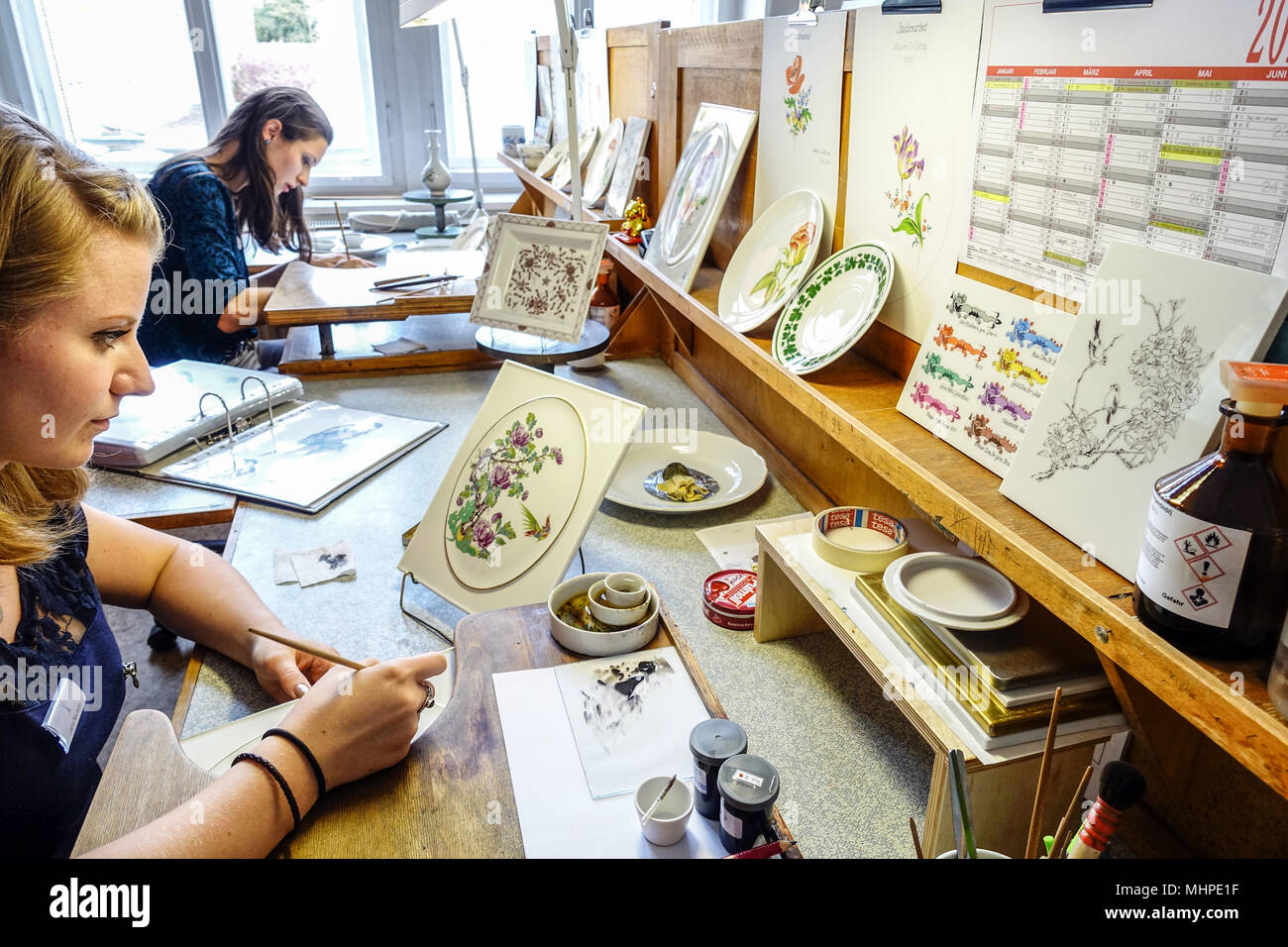 Manifattura Porcellane Meißen, la donna che lavora in un laboratorio di arte, Sassonia, Meissen Germania Foto Stock
