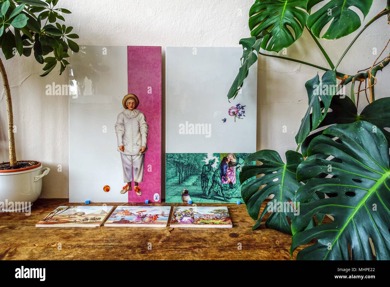 Delle porcellane di Meissen fabbrica piastrelle, still life con un mime sotto houseplant, Meissen Germania Foto Stock