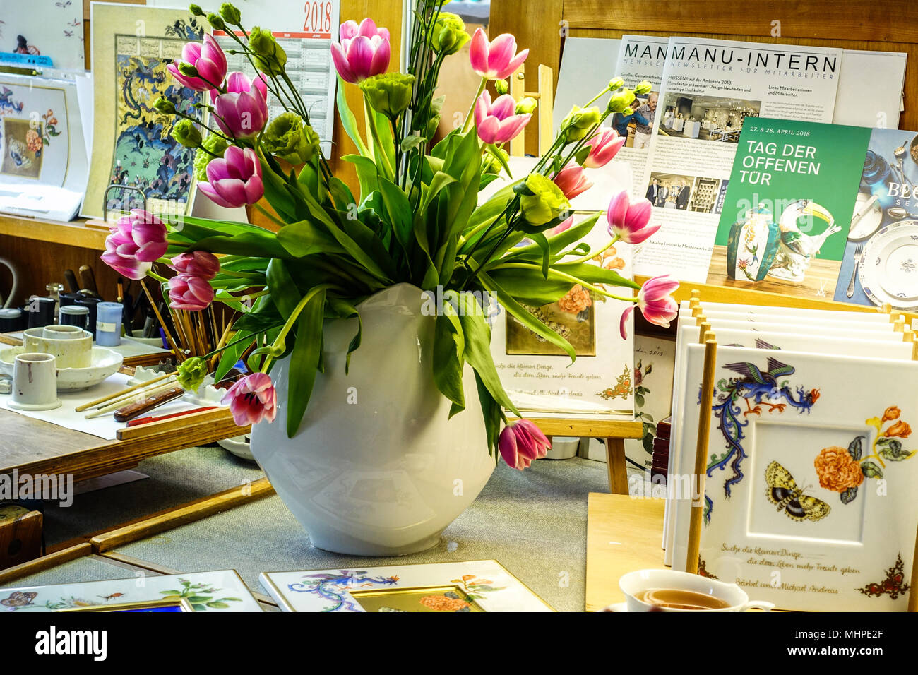 Manifattura Porcellane Meißen, laboratorio di arte still life, Sassonia, Meissen Germania, tulipani in vaso Foto Stock