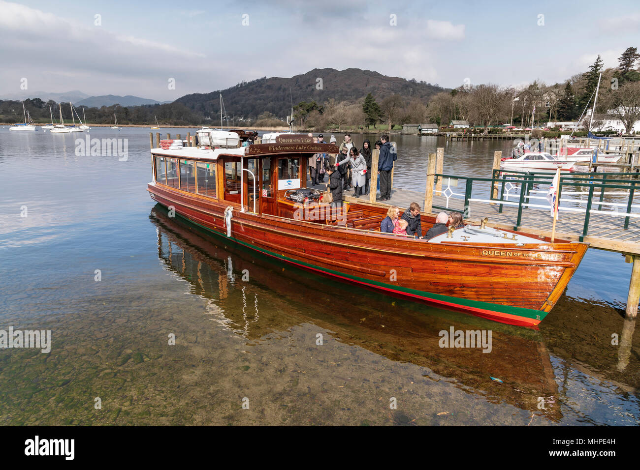 I vacanzieri in attesa al bordo di un lago di Windermere crociera al battente di acqua vicino a Ambleside Foto Stock