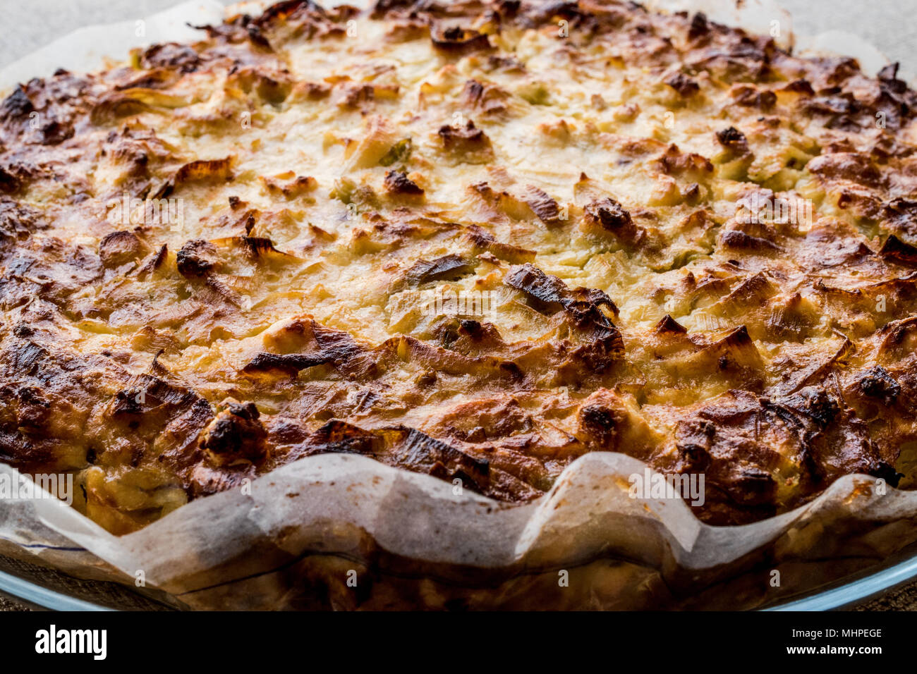 Torta di verdure con porri e formaggio / Pirasali Borek. cibo organico Foto Stock