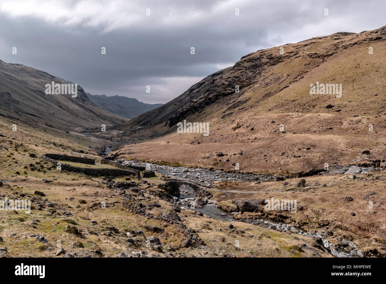 Visualizza in basso Eskdale da sopra il ponte Lingcove Foto Stock