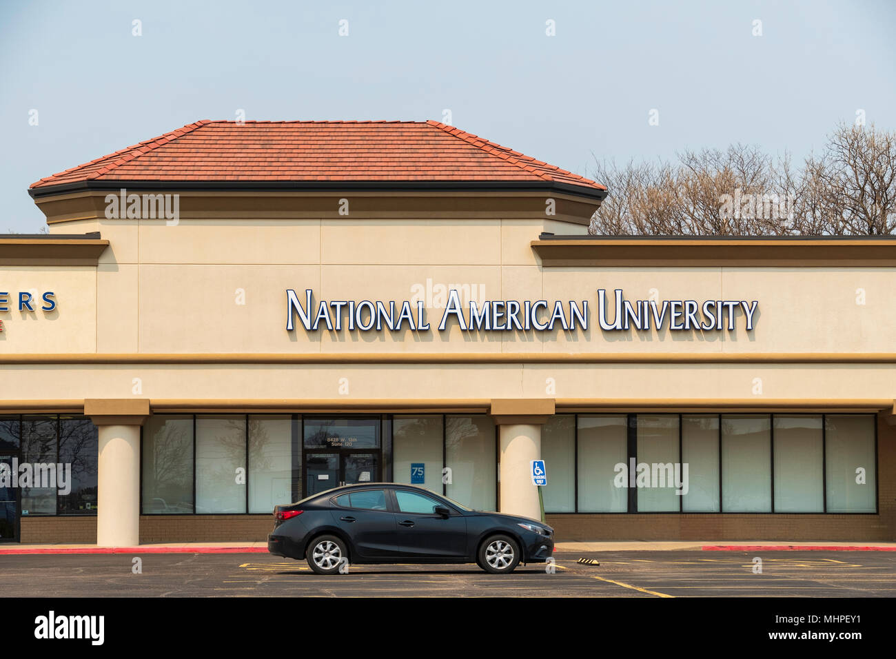 Esterno del National American University specializzandosi in business, assistenza sanitaria, legale e information technology studi. Wichita, Kansas, Stati Uniti d'America. Foto Stock