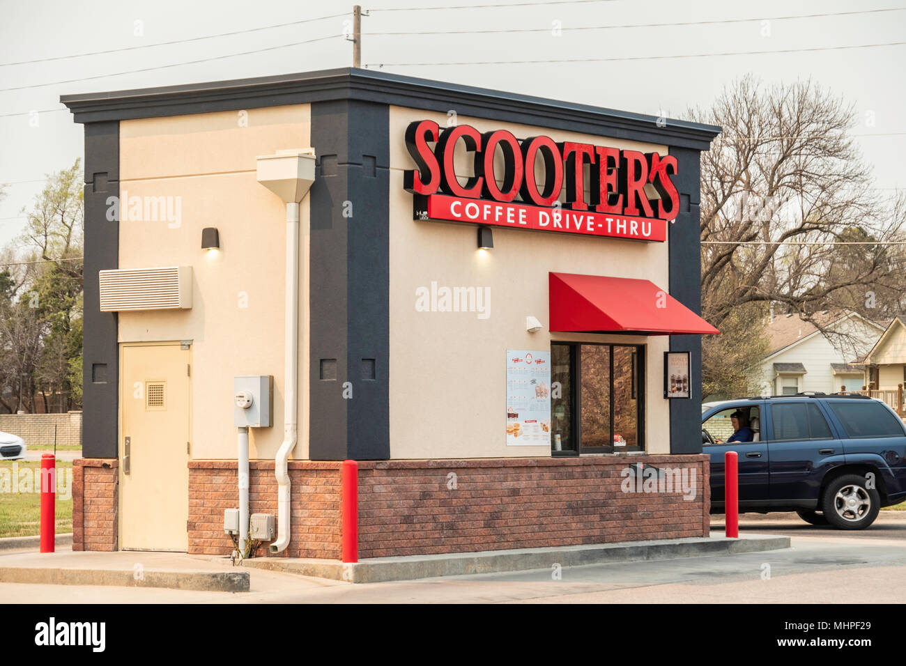 Una femmina di cliente in scooter Drive-Thru Coffee shop on Maple Avenue, Wichita, Kansas, Stati Uniti d'America. Foto Stock