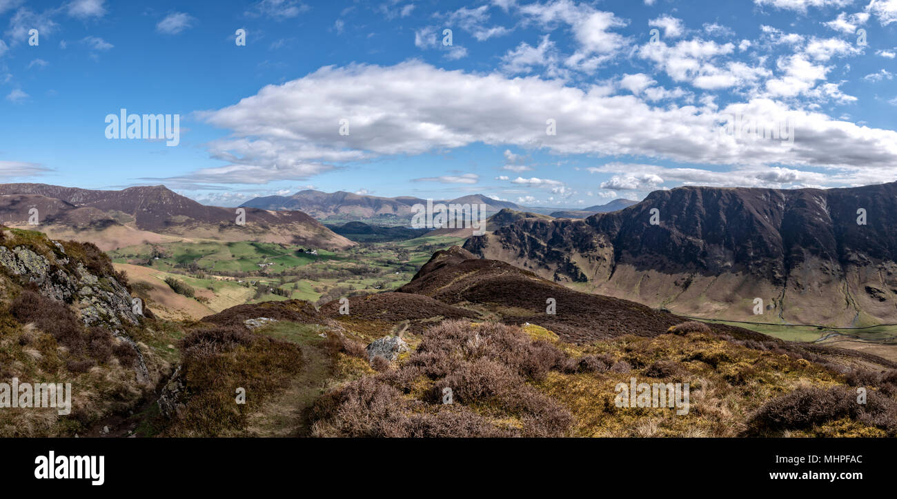 Newlands Valley e delle circostanti fells visto dall ambito fine sulla strada Hindscarth Foto Stock