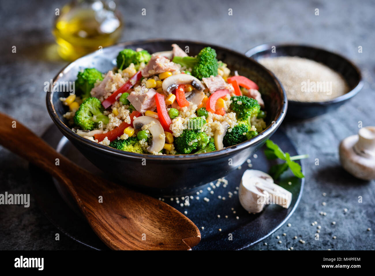 Quinoa sani con insalata di tonno, broccoli, piselli, peperone, mais e funghi Foto Stock