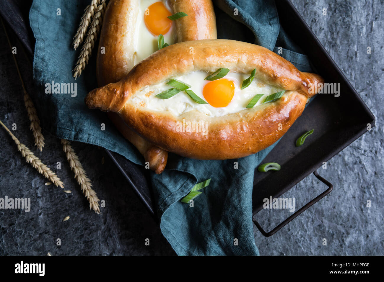 Khachapuri - in stile georgiano tradizionale formaggio e uova riempite il pane Foto Stock