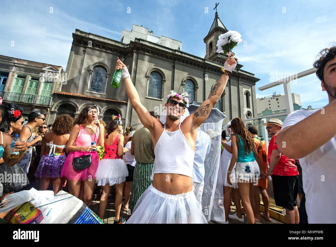 Sud America, Brasile - 10 Febbraio 2018: Reveler vestita come una sposa ha un grande divertimento durante il carnevale di Rio de Janeiro Foto Stock
