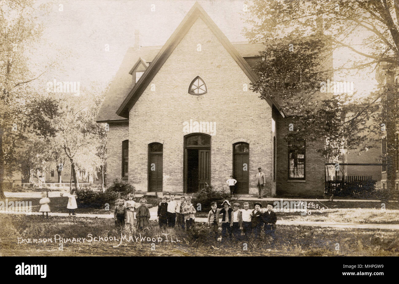Emerson scuola primaria, Maywood, Illinois, Stati Uniti d'America, con i bambini in posa per la loro foto. Data: circa 1910 Foto Stock