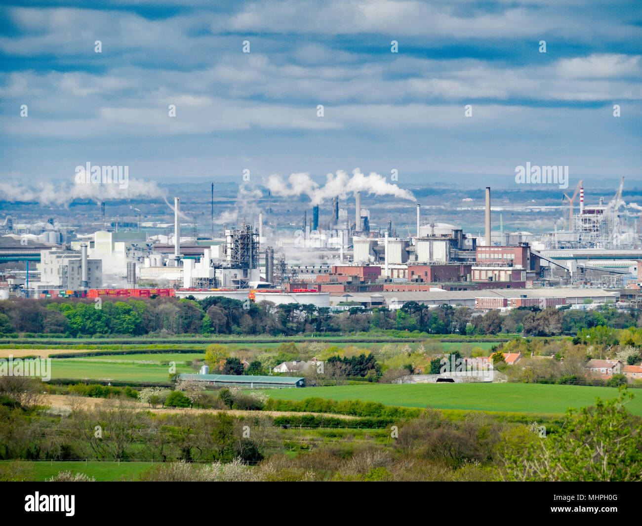 Case e una fattoria a Yearby nella parte anteriore del sito Wilton impianto chimico industria su Teesside Foto Stock