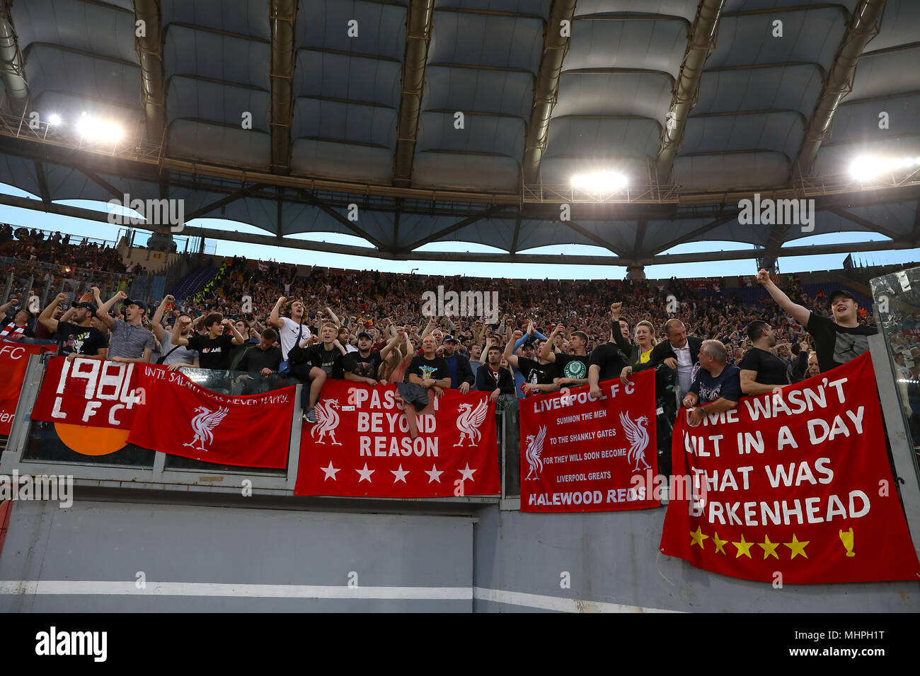 Tifosi del Liverpool in stand durante la UEFA Champions League, Semi Finale, la seconda gamba allo Stadio Olimpico di Roma. Foto Stock