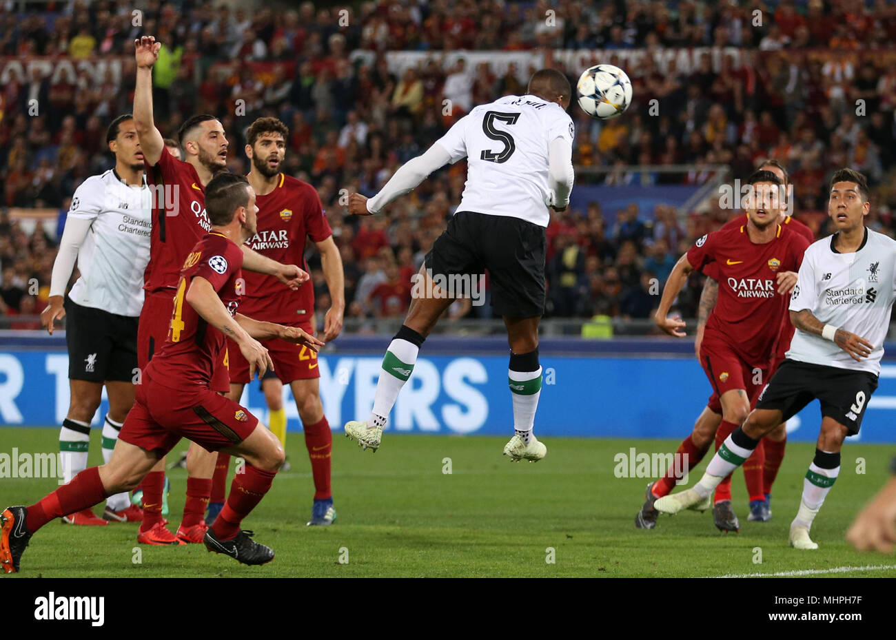 Di Liverpool Georginio Wijnaldum punteggi al suo fianco il secondo obiettivo del gioco durante la UEFA Champions League, Semi Finale, la seconda gamba allo Stadio Olimpico di Roma. Foto Stock