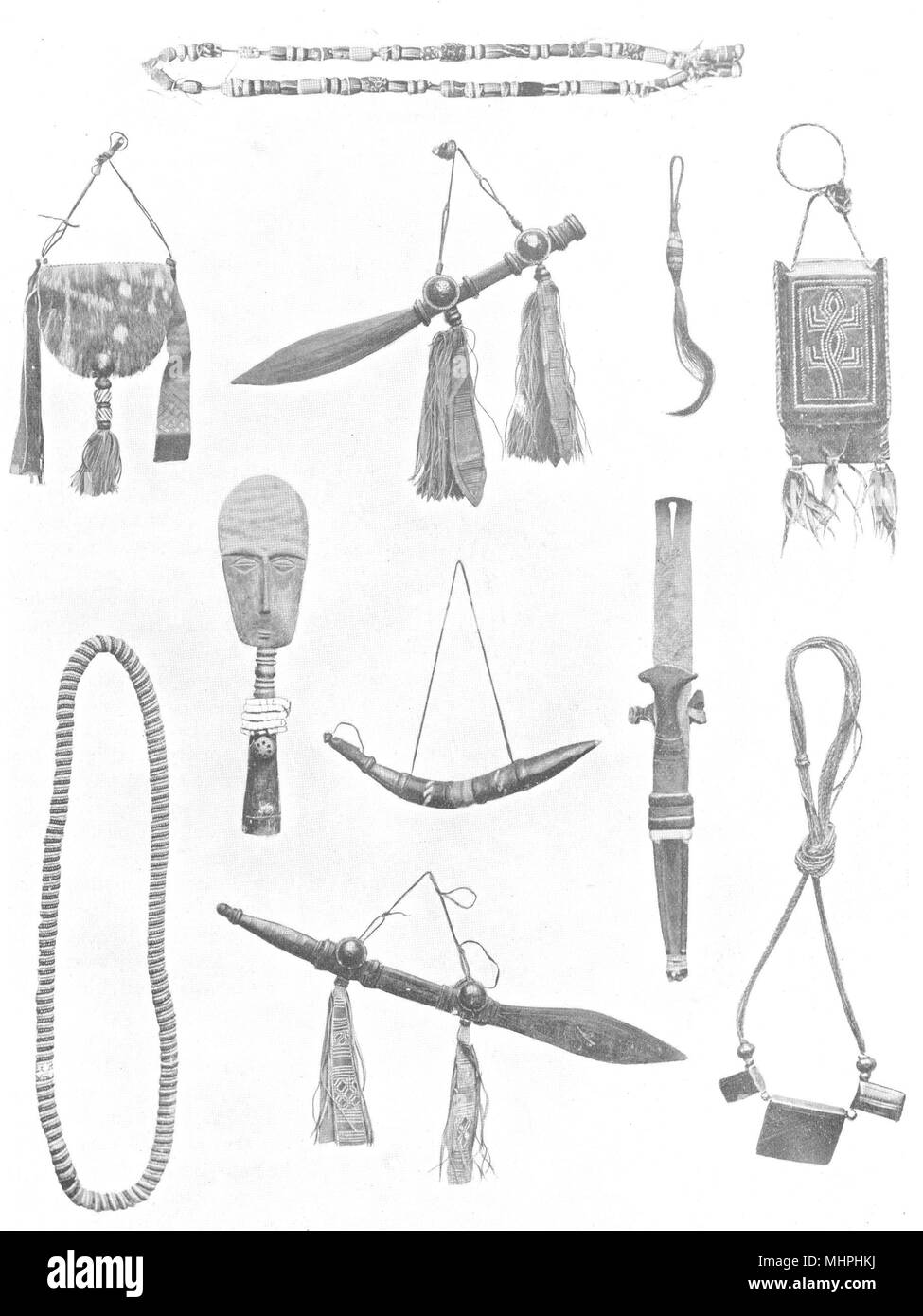 La Nigeria. Africa occidentale. Armi e ornamenti; ceinture aggry talloni in mandinga 1900 Foto Stock