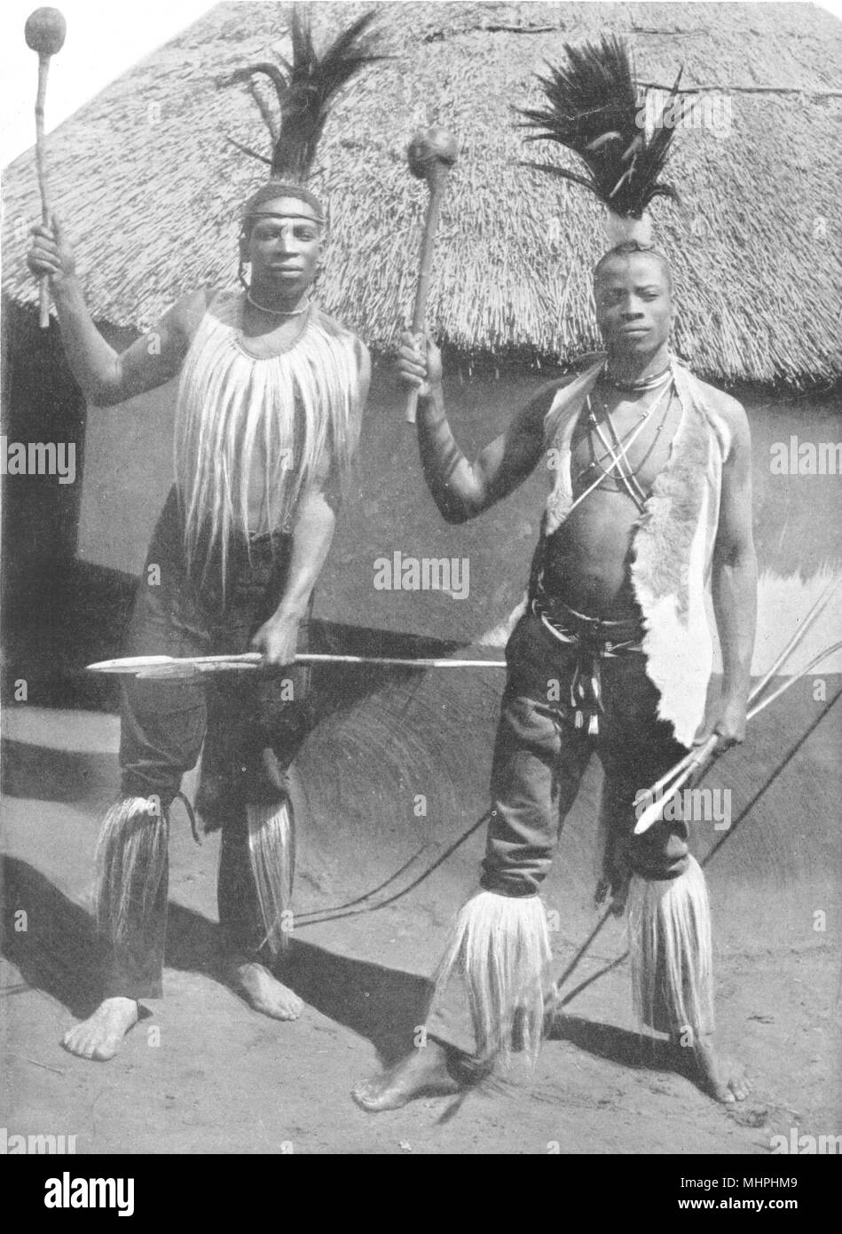 Sud Africa. Basuto guerrieri in abito di guerra; 1900 antica immagine di stampa Foto Stock