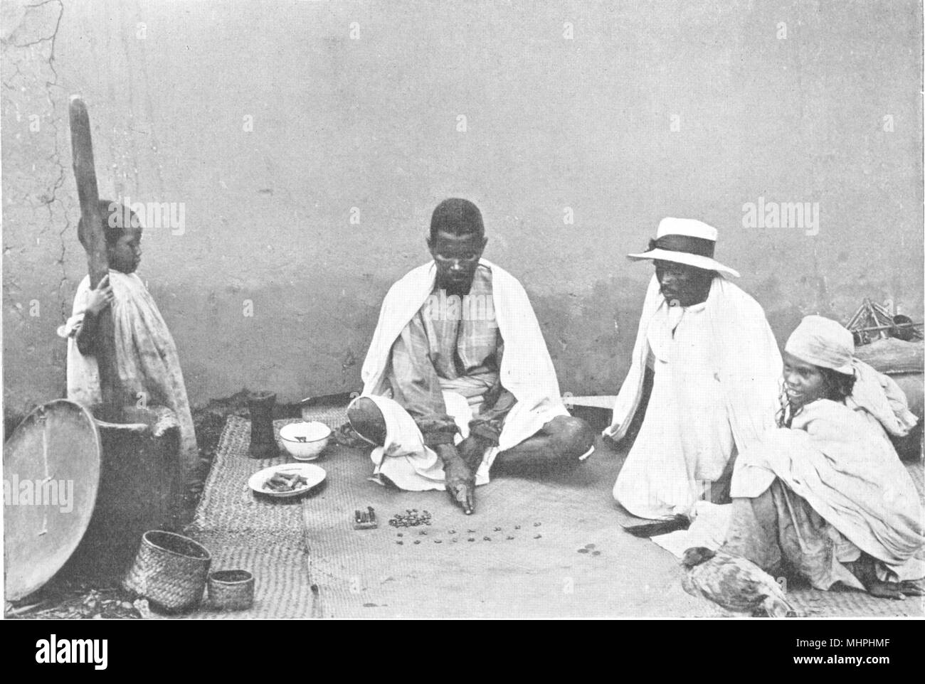 MADAGASCAR. La Divinazione; Sikidy stregone predire gli eventi futuri 1900 antica stampa Foto Stock