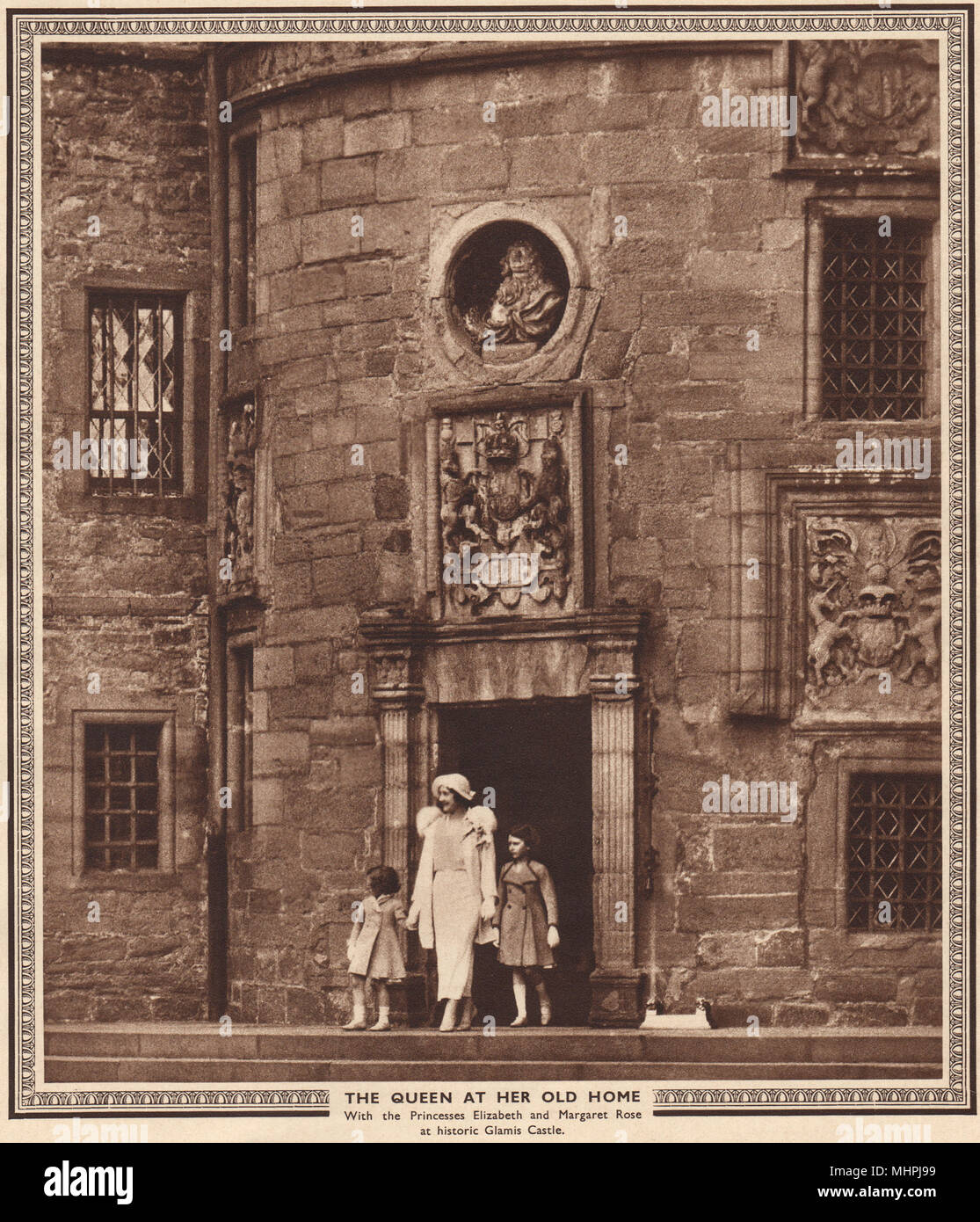 La regina Elisabetta Regina Madre. La regina al Glamis Castle 1937 antica stampa Foto Stock