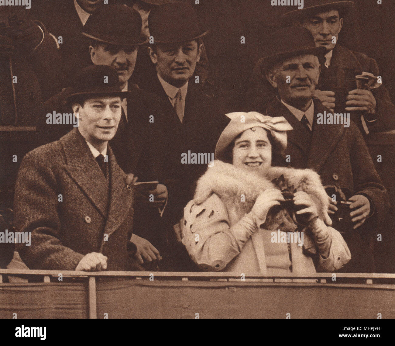 KING GEORGE VI & QUEEN ELIZABETH. La condivisione di uno scherzo a Eglinton 1937 antica stampa Foto Stock