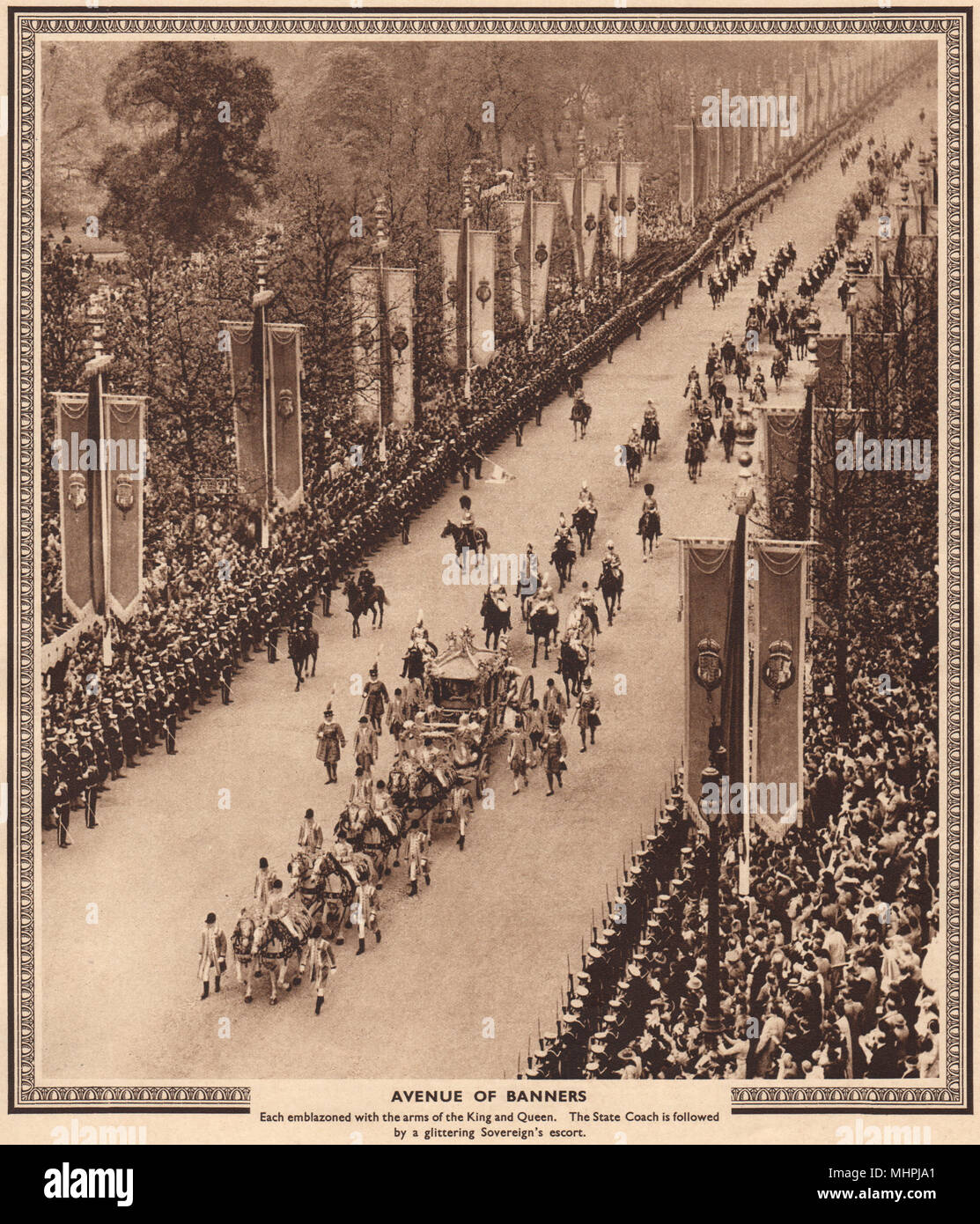 Incoronazione 1937. Avenue di banner. Membro coach sul Mall 1937 antica stampa Foto Stock