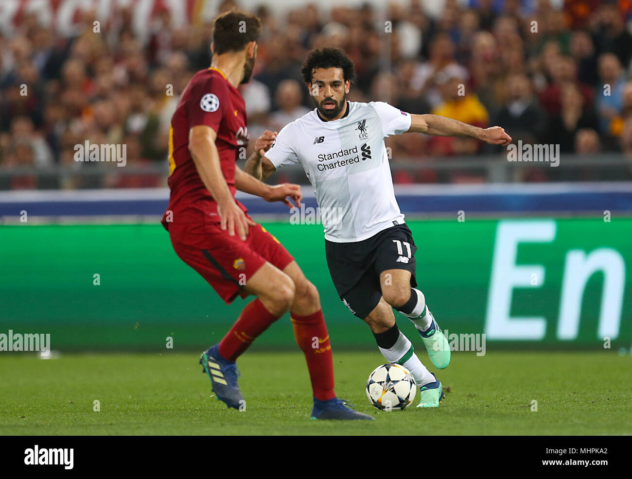 Liverpool è Mohamed Salah (destra) in azione durante la UEFA Champions League, Semi Finale, la seconda gamba allo Stadio Olimpico di Roma. Foto Stock