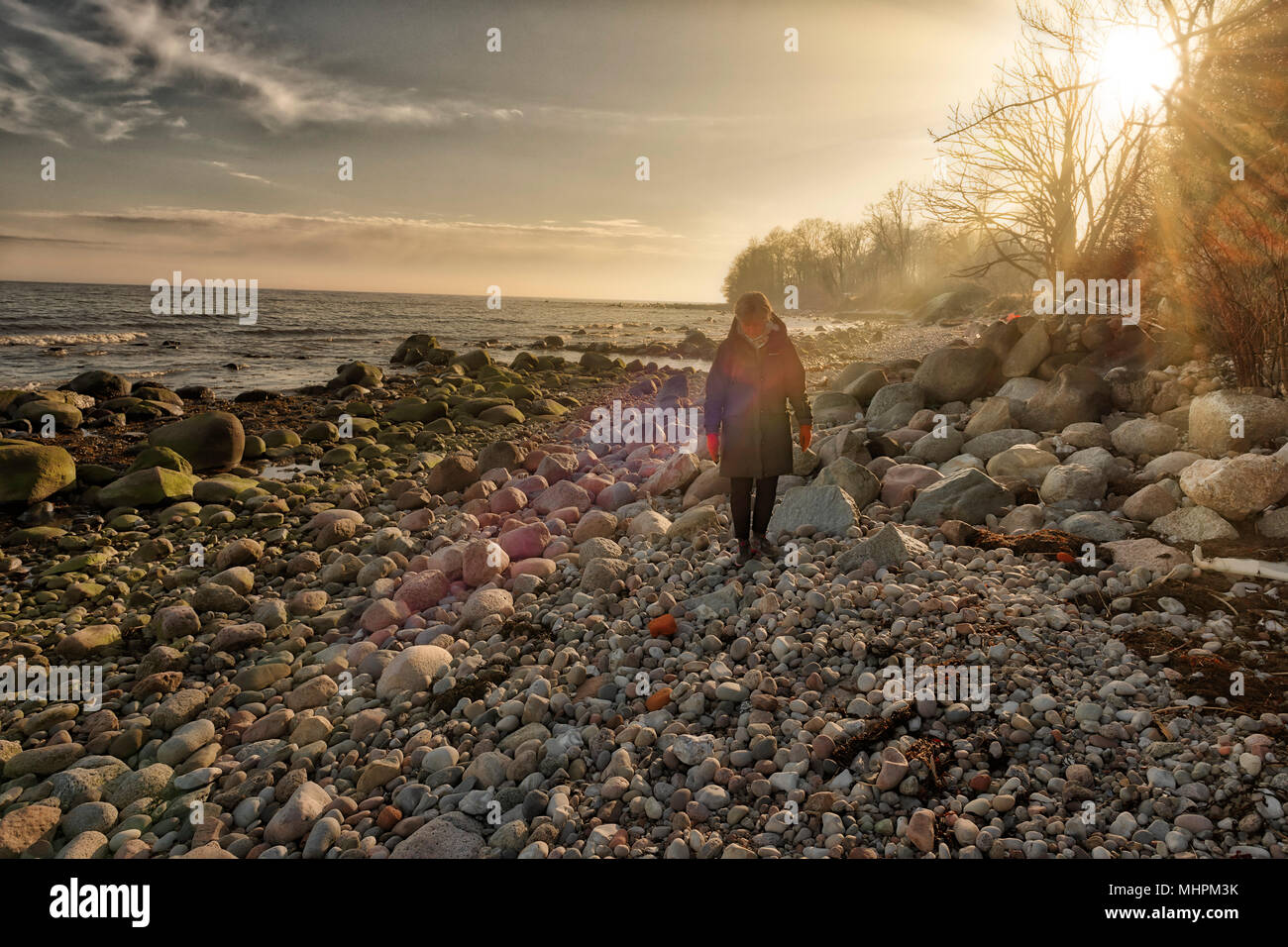 Lonesome Donna che cammina su una spiaggia Foto Stock