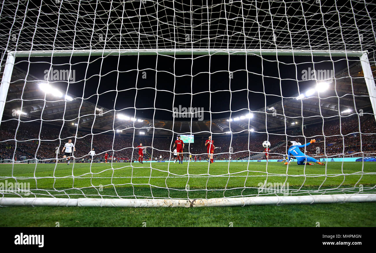 Liverpool Mane Sadio punteggi il suo lato del primo obiettivo del gioco durante la UEFA Champions League, Semi Finale, la seconda gamba allo Stadio Olimpico di Roma. Foto Stock