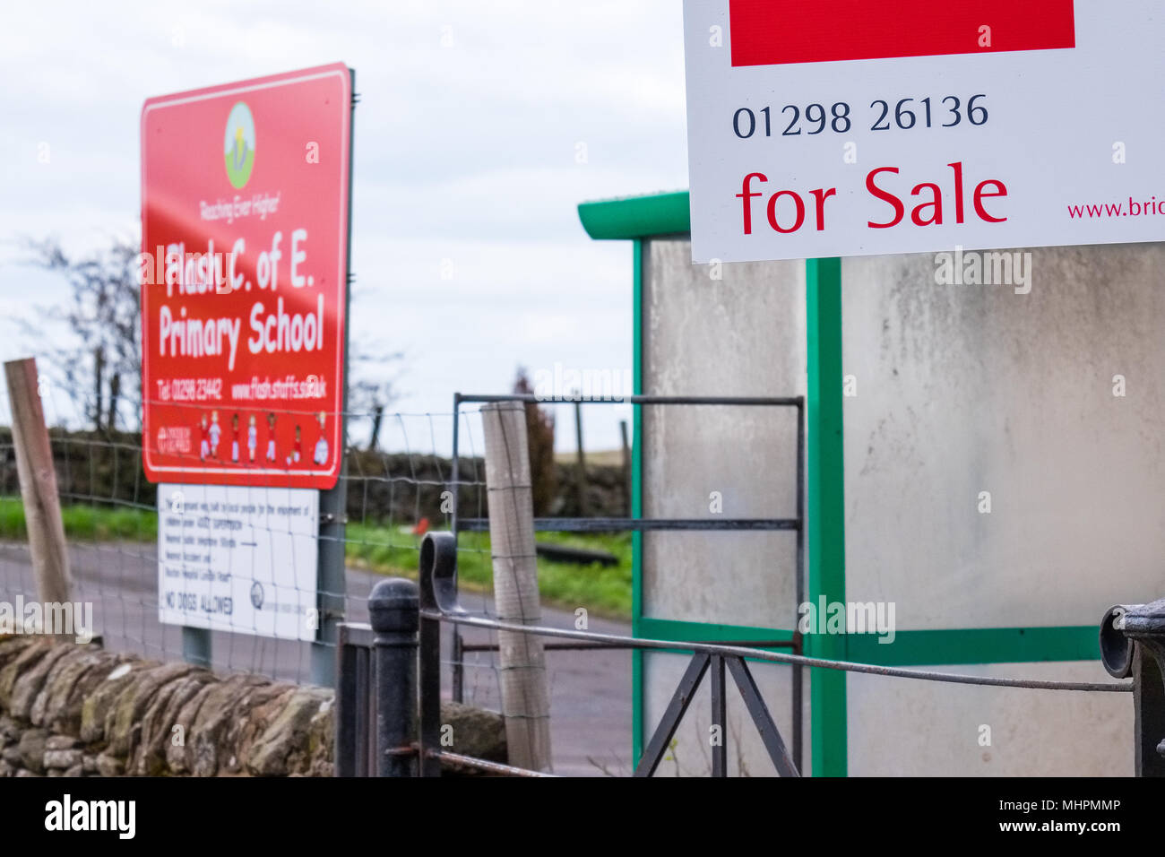 Per segno di vendita al di fuori di una scuola rurale nel villaggio di Flash, Staffordshire nel Parco Nazionale di Peak District,UK Foto Stock