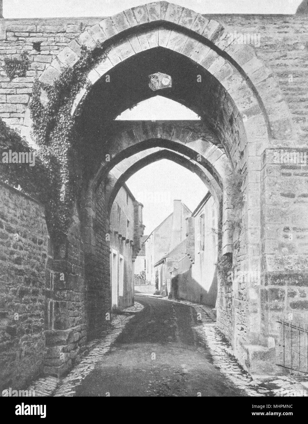 YONNE. Montréal- Porte d'en- Bas 1905 antica vintage delle immagini di stampa Foto Stock