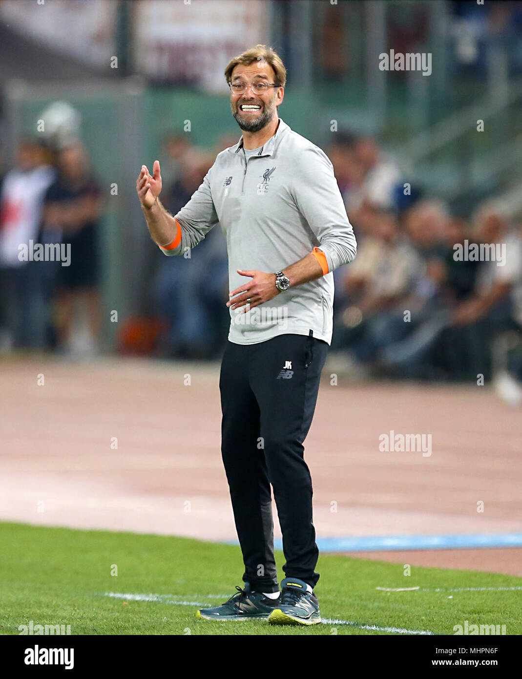 Liverpool manager Jurgen Klopp fornisce istruzioni sul perimetro durante la UEFA Champions League, Semi Finale, la seconda gamba allo Stadio Olimpico di Roma. Foto Stock